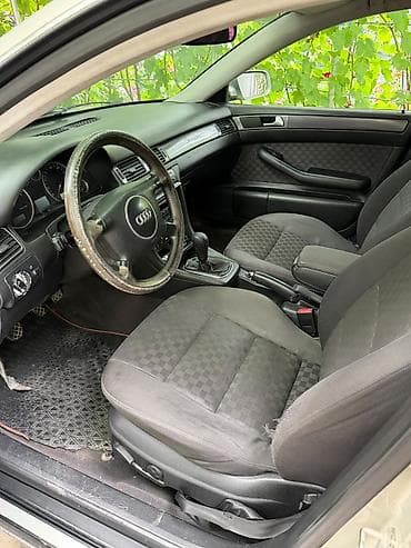 Audi — салон и интерьер - Просторный салон с тканевой обивкой сидений