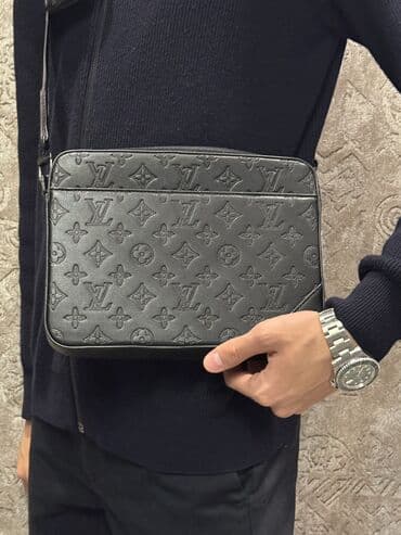 Скупка золота и ювелирных изделий: Барсетка, Louis Vuitton, Материал: Натуральная кожа, Множество карманов, Регулируемый ремень, Съёмный ремень, Новый — 1