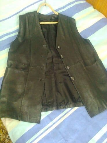 кожаная жилетка: Жилетка, кожа. Одета несколько раз (см. петли). Размер 50, на — 3