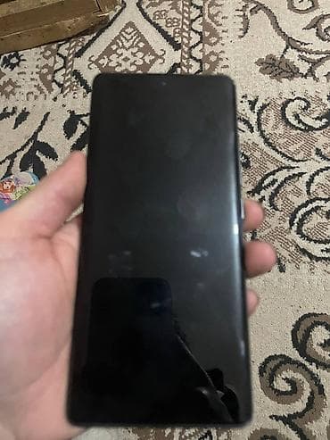 экран на телефон: Смартфон с большим безрамочным экраном, черный цвет корпуса. Плоская — 1