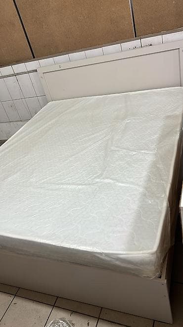 Мебель: Двуспальная кровать с высоким прямым изголовьем, белый цвет — 2