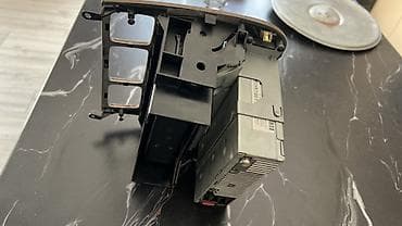 Детали салона: Центральная консоль с аудиосистемой Mercedes-Benz - Оригинальный — 2