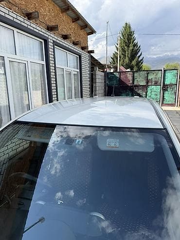 электромобиль byd: Компактный 5‑дверный хэтчбек белого цвета. Основные особенности: - — 7
