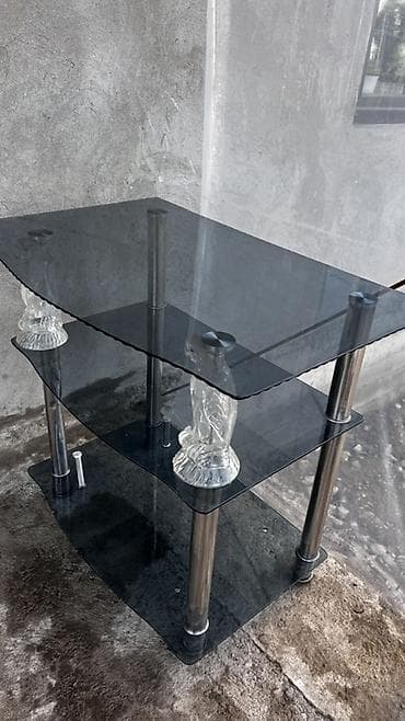 Журнальный/ТВ-столик из тонированного стекла с металлическими опорами