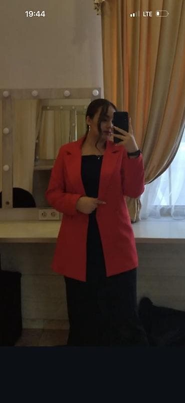 Женский удлиненный красный пиджак Cessa - Яркий насыщенный красный — 1