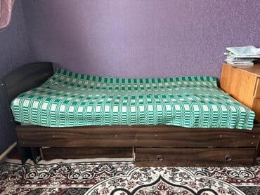 кроватки детские: Кровать из темного дерева с декоративным изголовьем. Эта кровать имеет — 2