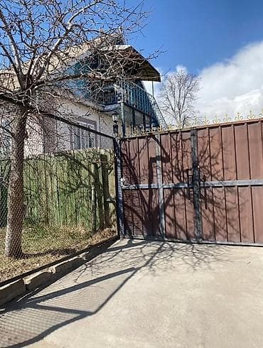 комм: Сдаётся просторный и светлый дом в центре города Чолпон-Ата. Дом — 2