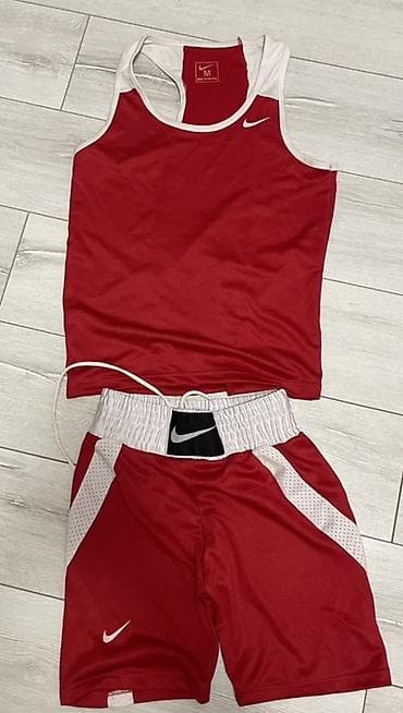 Боксерская форма 
Красная
Б/У 
Размеры M
Почти не ношенная
Срочно