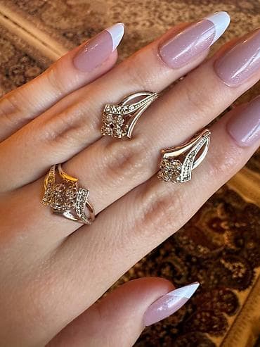 ош платья: Комплект украшений: кольцо и серьги-вкладыши в едином дизайне. страна — 1