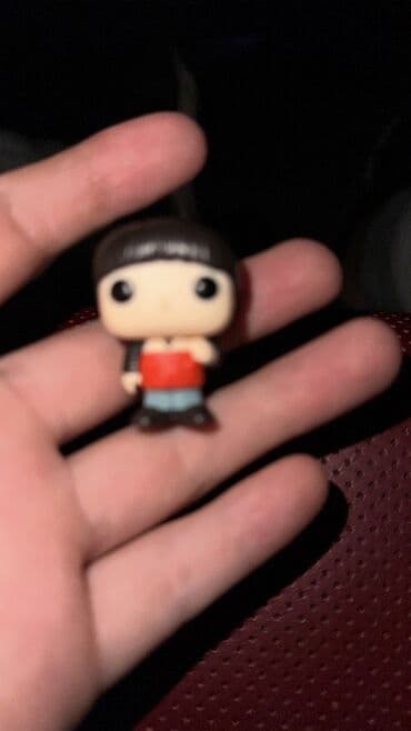 Мини-фигурка в стиле chibi/vinyl: персонаж с тёмными волосами, в