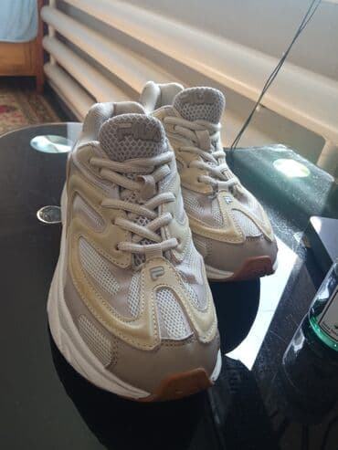 срочно продаю в связи с переездом: Кроссовки и спортивная обувь — 2