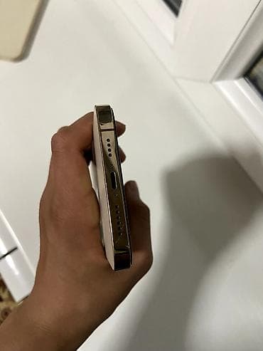 Смартфон с плоскими гранями и корпусом золотистого цвета