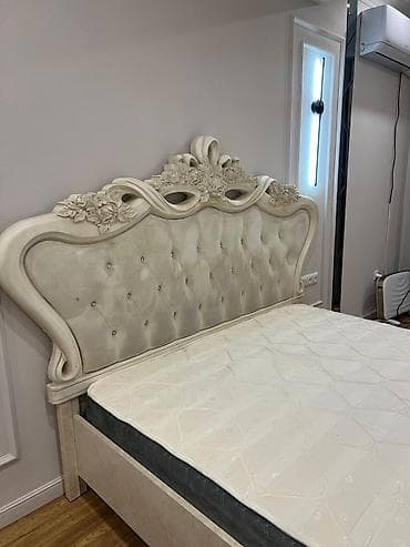 Сыпучие материалы: Двуспальная кровать с высоким изголовьем в классическом стиле. - — 4