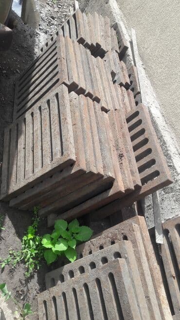 уличный туалет: Продаю люк канализационный трап крышка сливной размер 45х46 — 1