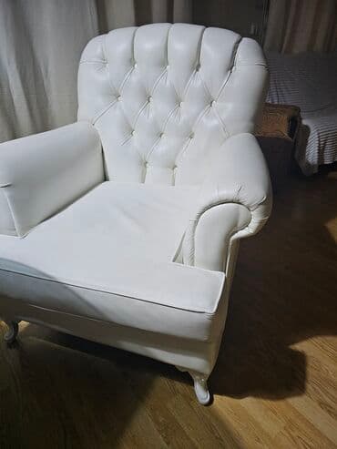Другие товары для дома: Белое кресло с мягкой обивкой и стяжкой пуговицами. Изящные — 1