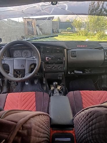 айнек авто: Volkswagen Passat: 1990 г., Кол менен иштөөчү, Седан — 1