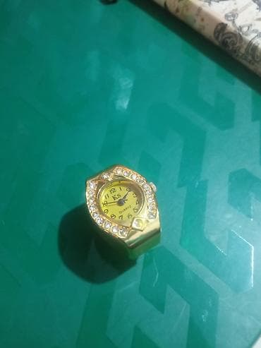 электронные часы браслет: Продаю часы-кольцо. На батарейке. Ремешок растягивается. Позолоченные — 4