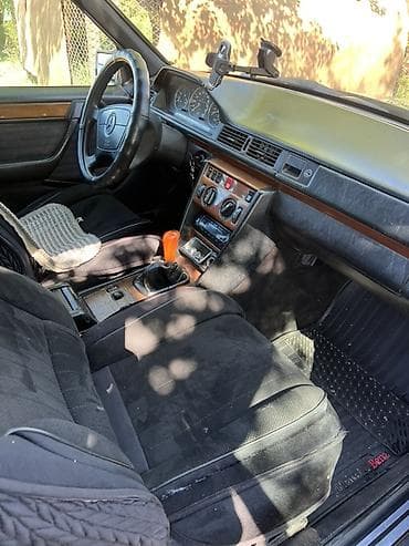 зад: Mercedes-Benz W124: 1992 г., 2 л, Механика, Бензин, Универсал — 4
