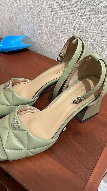 700 сом: Продаю босоножки. Состояние отличное. Один выход. Размер 35-35,5. Цена — 2