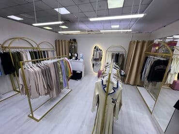 оборудование в бутик: Кронштейны Стеллажи Стойки Вешала Столы ресепшен Раскладочные — 18