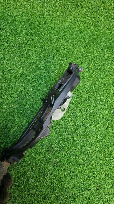 e46: Кронштейн ручки левой двери Кузов наружные элементы Оригинальный номер — 4