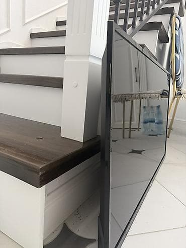 Телевизоры: Телевизор Hisense, диагональ около 43–50". Узкие рамки, тонкий корпус — 3