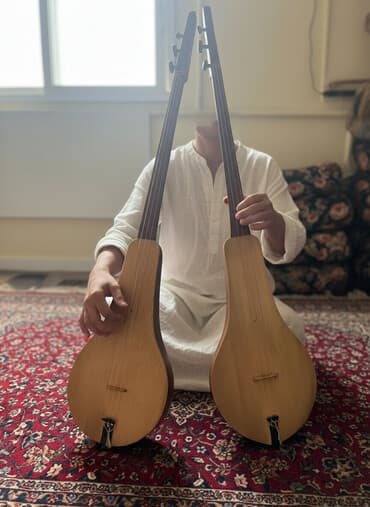 Гитары: Традиционные струнные инструменты (похоже на двуструнные/трёхструнные — 1