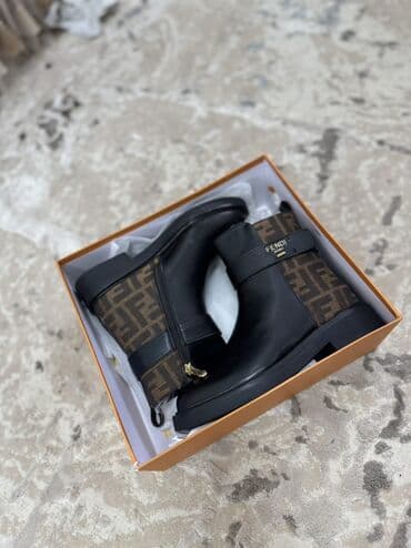 лоро пиано обувь женская летняя: Женские ботинки Fendi - Модель: укороченные кожаные ботинки с — 2