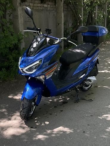 скоростной скутер: Скутер 150–200 см³ (ориентир по габаритам), с агрессивным спортивным — 2