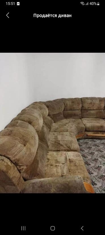 Угловой диван с секционным дизайном, обеспечивающим гибкость в