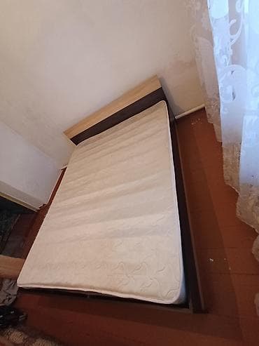 Продаёться Двуспальная кровать с матрасом. цена 5500+ торг