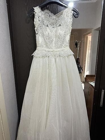 вечерние платье со шлейфом: Продаю!!!!Свадебное платье с аксессуаром для объёма юбки. - Цвет — 1