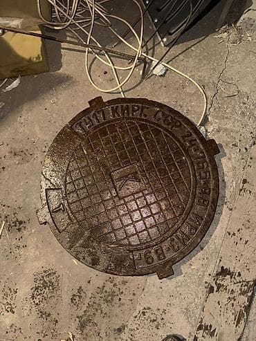 кавер миллионник: Чугунный канализационный люк с крышкой, советского образца — 2