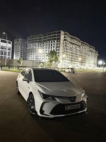 Toyota Corolla: 2022 г., 1.8 л, Гибрид, Седан — 2