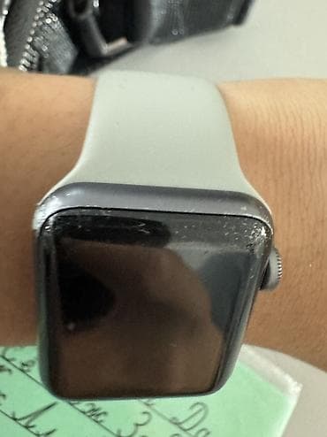 Смарт-часы: Apple Watch 3, корпус 38 мм в черном цвете. На экране логотип Apple — 5