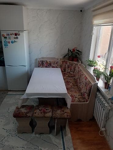 стол со стулом для ребенка: Кухонный мягкий уголок, ЛДСП — 2