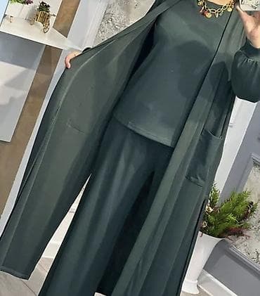 костюмы двойки: Продаю тройка -костюм новая . Цвет богатый темнозеленный . Размер — 1