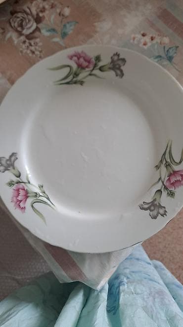 Куплю Фарфоровая столовая тарелка с цветочным декором. - Материал