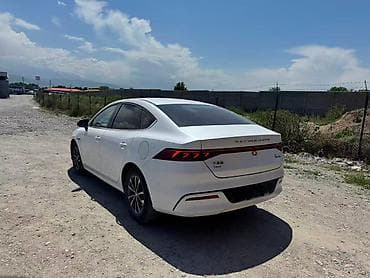 rexston khan: BYD Qin: 2022 г., 1.5 л, Вариатор, Гибрид, Седан — 3
