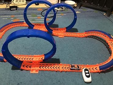 Игровой трек с радиоуправляемой машинкой и тремя петлями -