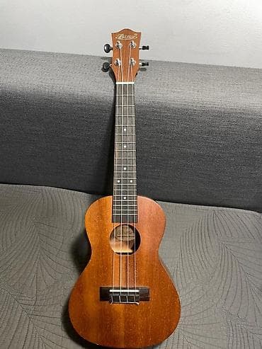 гавайская гитара: Укулеле сопрано с чехлом Yamaha - Форм‑фактор: сопрано (12 ладов до — 1