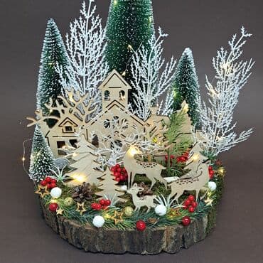 продажа новогодних елок: Новогодняя декоративная композиция «Зимняя деревушка» на спиле дерева — 2