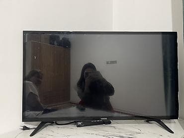 Телевизор Samsung, диагональ примерно 32–40”. Плоская LED-панель