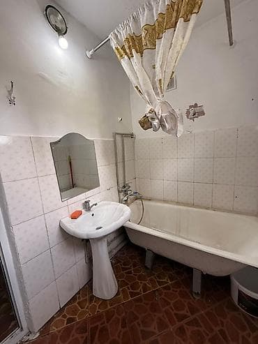 комната суточно: Комната с мебелью и санузлом - Просторная комната с окном и светлыми — 6