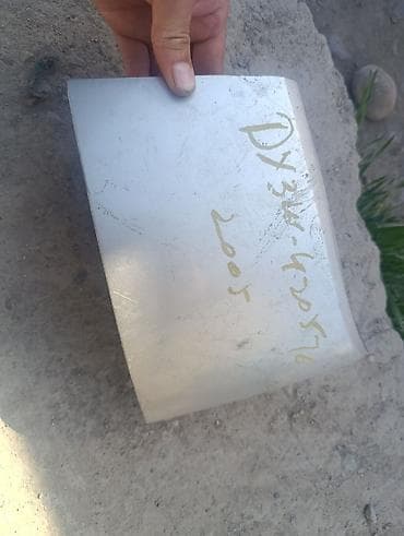 На Мазду демио/обшивки, изогнутый по радиусу. На детали имеется