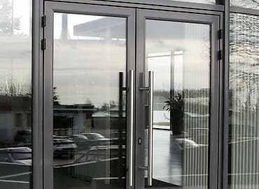 Двустворчатая стеклянная дверь с алюминиевой рамой, подходящая для