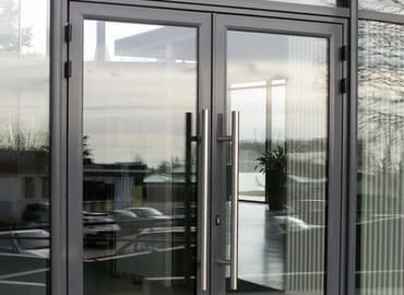 резина для дверей: Двустворчатая стеклянная дверь с алюминиевой рамой, подходящая для — 1