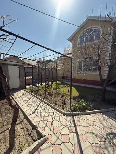 салон ош базар: Продаётся частный кирпичный дом с благоустроенным двором. Локация — 5