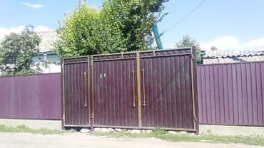 часный дом продаю: Талас шаарынан там сатылат. Центрге, мектеп,садиктерге жакын. Баасы — 1