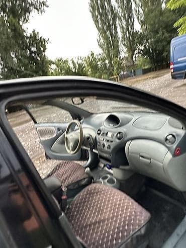 машина тайотта: Toyota Yaris: 2001 г., 1.3 л, Механика, Бензин, Хэтчбэк — 7